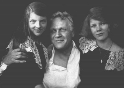 4Федор Шаляпин с дочерьми Мариной и Марфой..jpg