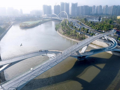 Чэнду создали вычурный пешеходный мост.jpg
