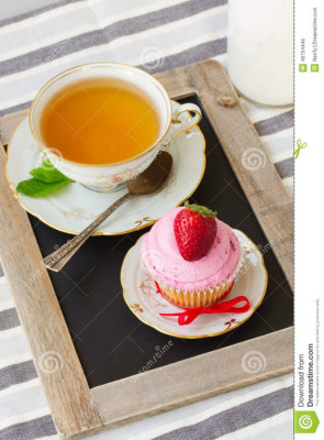 чашка-чаю-и-пирожное-с-к-убникой-40754446.jpg